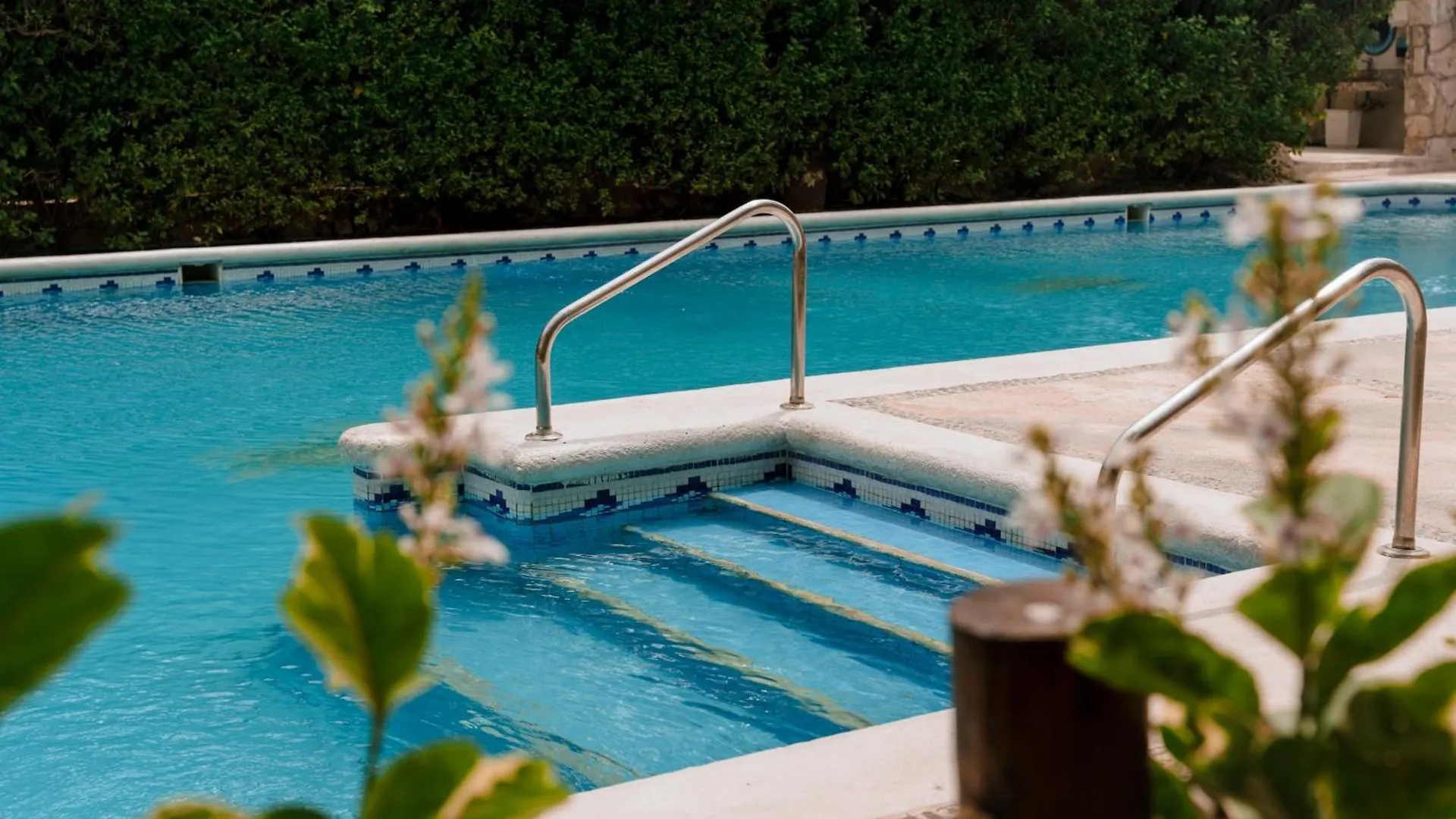 Petit Lafitte Beach Front Hotel & Bungalows Playa del Carmen 4*,